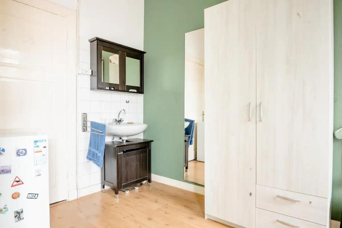 Cosy Close To And Centre *